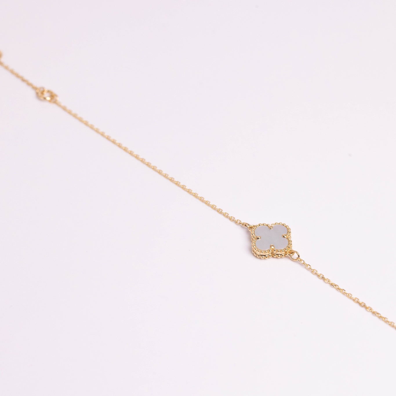 Sweet Alhambra single-motif mother-of-pearl piece in 18ct yellow gold