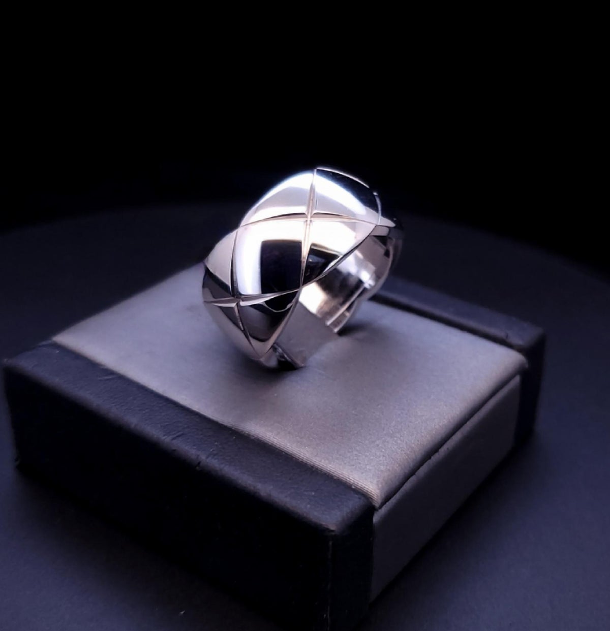 Pre-owned Chanel Coco Crush large quilted motif ring in 18k gold