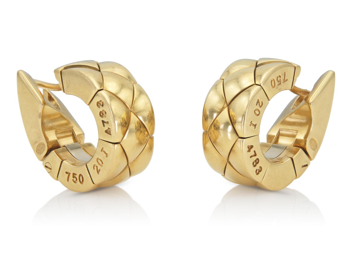 Pre-owned Chanel Coco Crush huggie earrings in gold