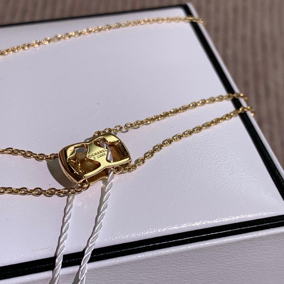 Pre-owned Chanel Coco Crush diamond necklace in beige gold